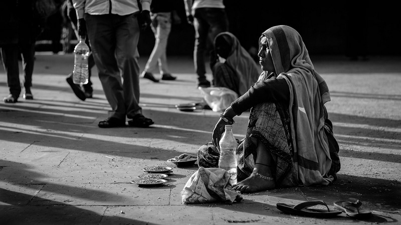 A propósito de una dama en condición de calle / Por Mauricio Mora Ladino
